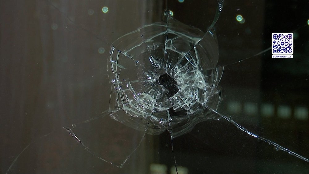 В Челябинске неизвестный расстрелял окна людям