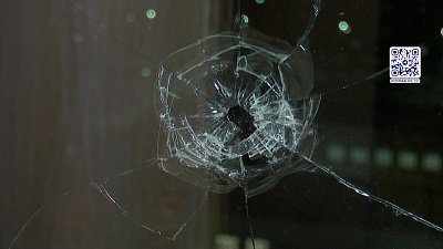 В Челябинске неизвестный расстрелял окна людям