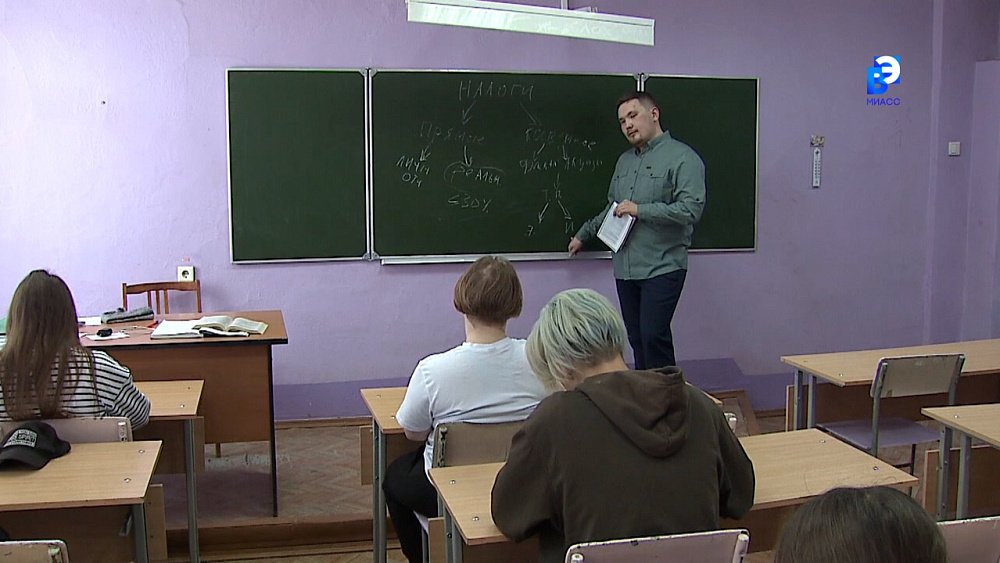 Студенты принимают поздравления