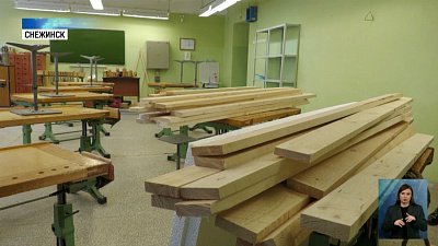 Школьники смастерили будку для приюта