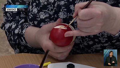 Мастерица из Миасса расписывает матрешек