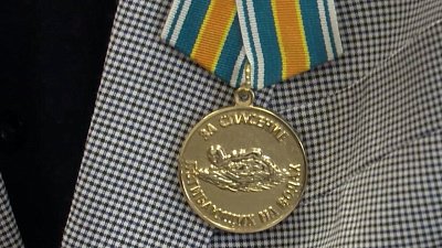 В Челябинске наградили местного жителя, спасшего тонущего мужчину