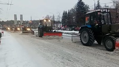 На улицах Челябинска устраняют последствия снегопада