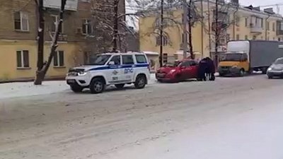 В Копейске полицейские помогли женщине, у которой в дороге закончился бензин