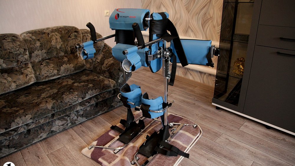 Ирина Текслер подарила женщине-инвалиду из Копейска аппарат для реабилитации