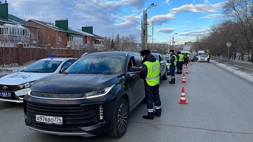 Более 1000 автомобилей проверили сотрудники ГИБДД в Челябинской области 27 января