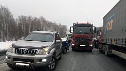На трассе в Челябинской области ввели реверсивное движение из‑за ДТП с шестью машинами