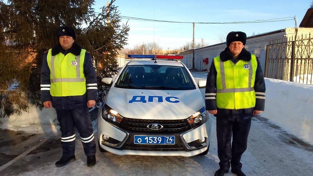 В Челябинской области полицейские помогли застрявшей на трассе семье