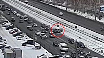 Автомобиль улетел в сугроб на северо-западе Челябинска