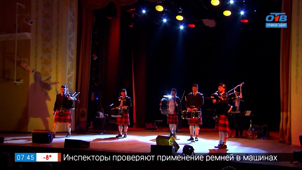 Рок-хиты с шотландским колоритом в сюжете «Оркестр волынщиков»