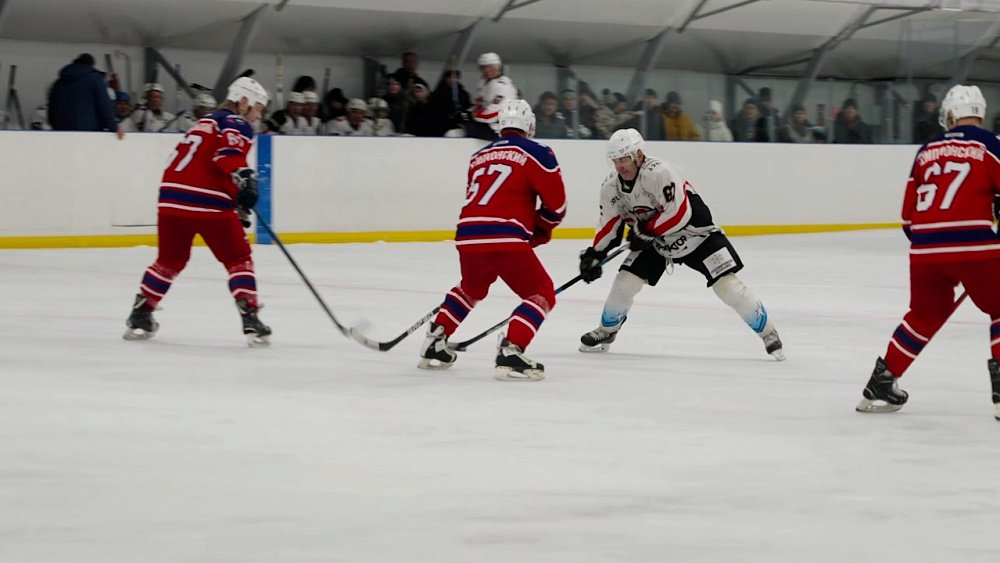 Хоккейный матч ждет болельщиков