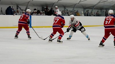 Хоккейный матч ждет болельщиков