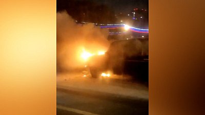 Пылающий под мостом автомобиль в Челябинске попал на видео