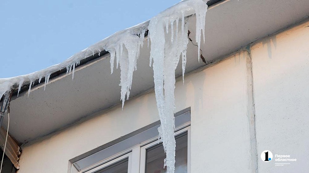 Челябинцев предупредили о падении сосулек и сходе снега с крыш домов