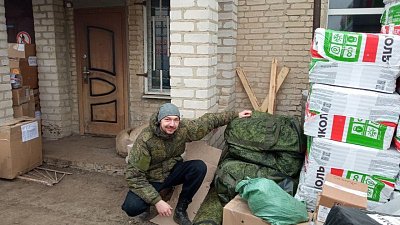 «Приедешь, я тебя зацелую» — газеты с посланиями от близких получают южноуральские военные в Донбассе