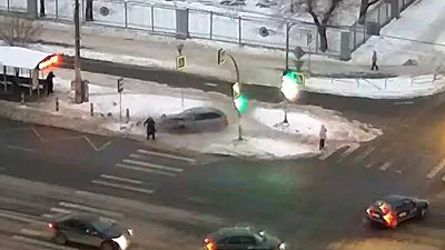 В Челябинске женщина чудом не попала под колеса автомобиля