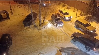 Шесть автомобилей вытащили фуру из сугроба в Челябинске