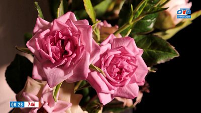 Восхитимся красивыми букетами в сюжете «Цветы из глины»