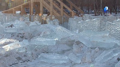 В Миассе разбирают ледовый городок