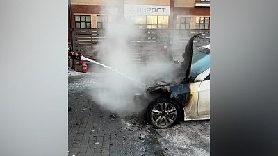 Горящая иномарка в Челябинске попала на видео