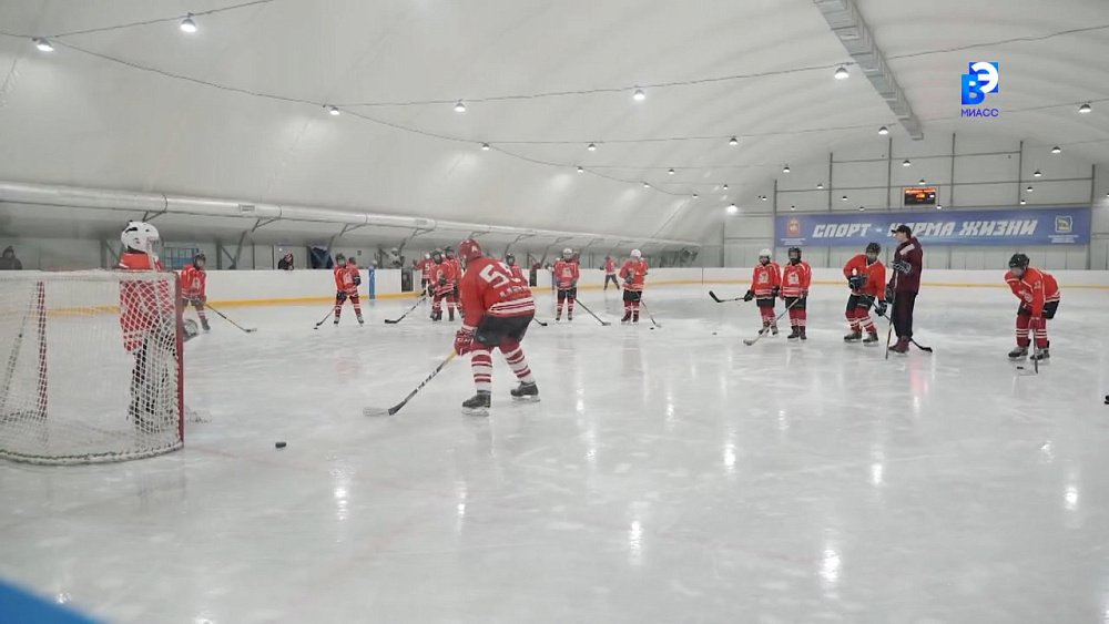 Ветераны хоккея встретились на льду стадиона Труд