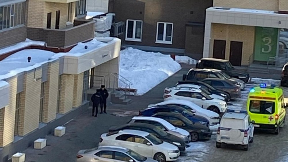 В Челябинске школьник погиб, выпав из окна многоэтажки