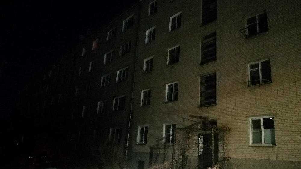 В троицкой многоэтажке перегорели бытовые приборы и пропал свет из-за скачков напряжения