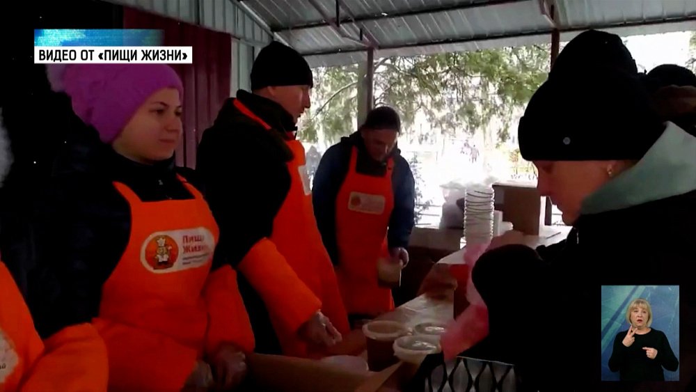 Волонтеры кормят студентов на Донбассе