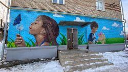 Художники расписали стены детской поликлиники в Пласте