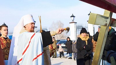 Митрополит Алексий освятил купола и кресты строящегося в Сосновском районе храма