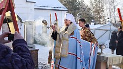Митрополит Алексий освятил купола и кресты строящегося в Сосновском районе храма