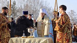 Митрополит Алексий освятил купола и кресты строящегося в Сосновском районе храма