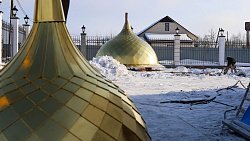 Митрополит Алексий освятил купола и кресты строящегося в Сосновском районе храма