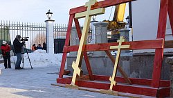 Митрополит Алексий освятил купола и кресты строящегося в Сосновском районе храма