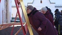 Митрополит Алексий освятил купола и кресты строящегося в Сосновском районе храма