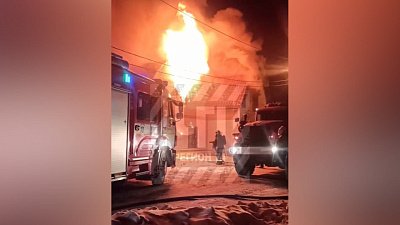 В Челябинске пламя охватило частный жилой дом