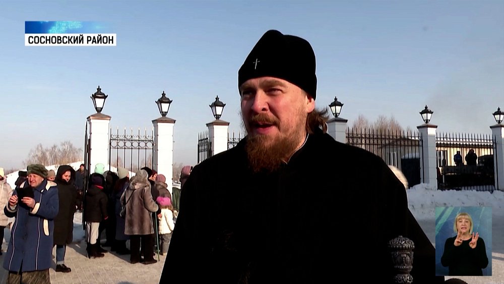 Митрополит Алексий освятил купола и кресты храма