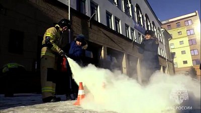 В Челябинске сотрудники МЧС в честь Дня огнетушителя провели ликбез для горожан
