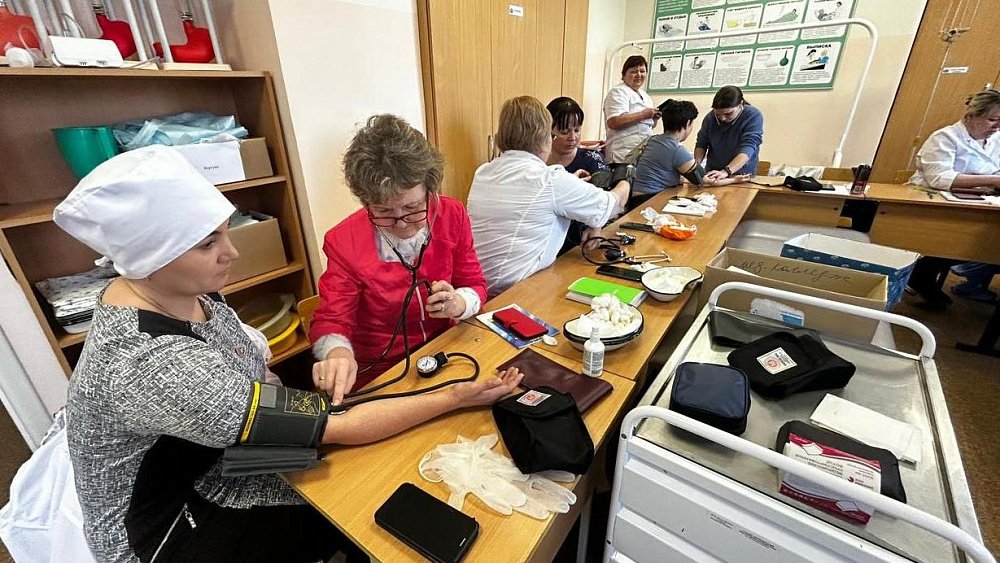 В Челябинске подготовили первую группу помощников фельдшера