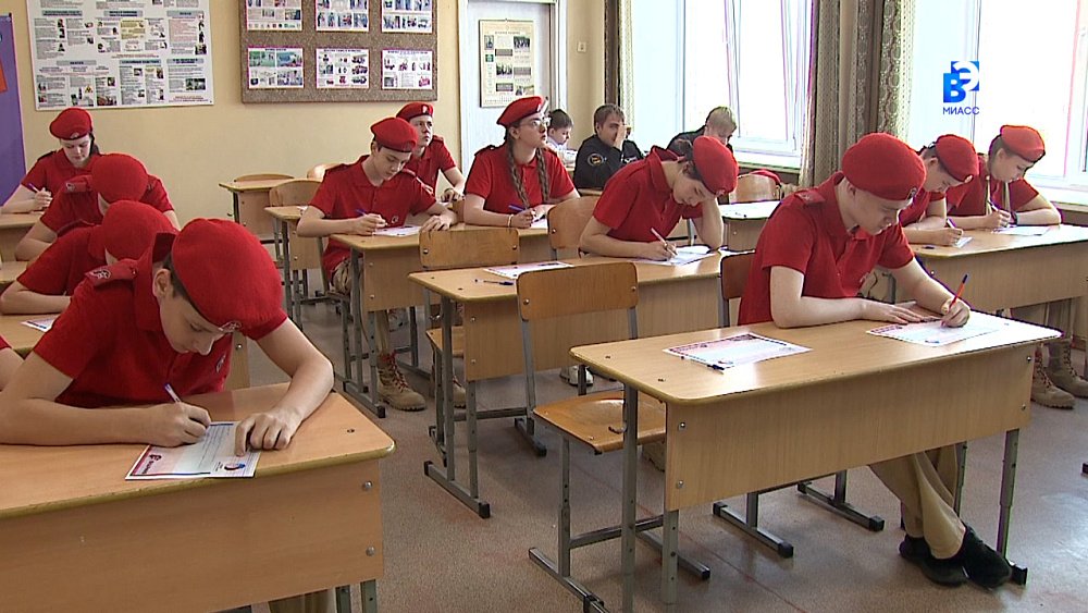 Миасские школьники пишут письма солдатам