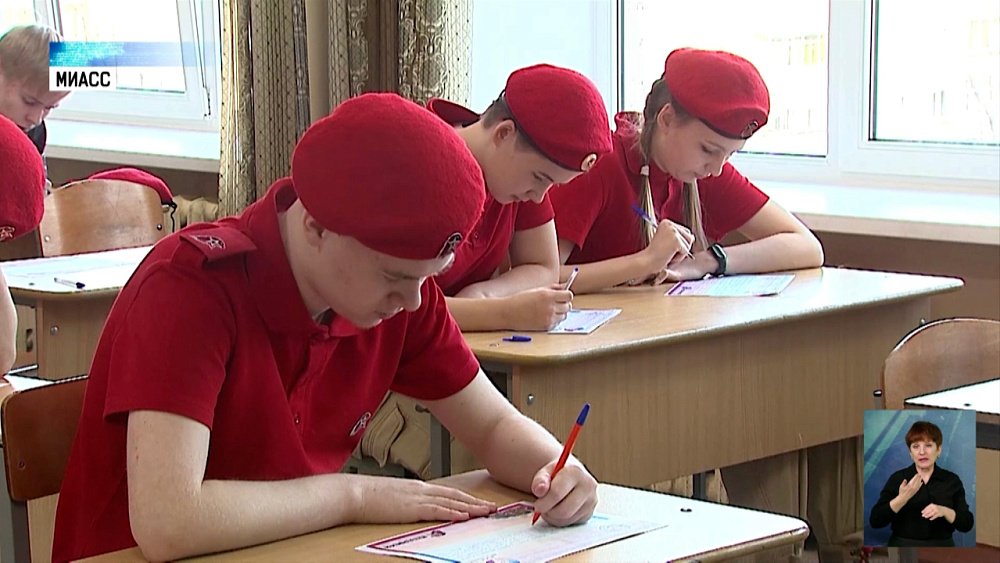 Миасские школьники пишут письма солдатам