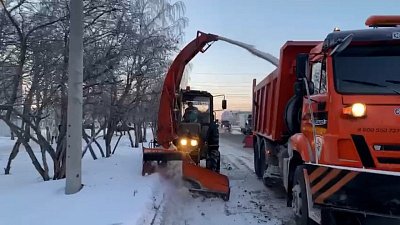 Дорожные рабочие вывозят снег с улиц Челябинска