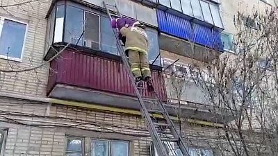 В Карталах спасатели помогли спуститься пенсионерке с карниза балкона