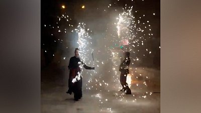Фаер-шоу на улице в Магнитогорске попало на видео