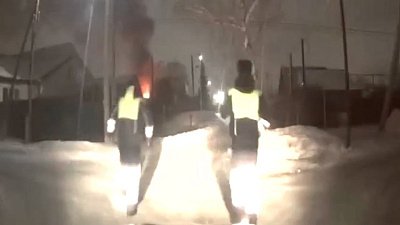 В Южноуральске сотрудники ДПС спасли семью из горящего дома