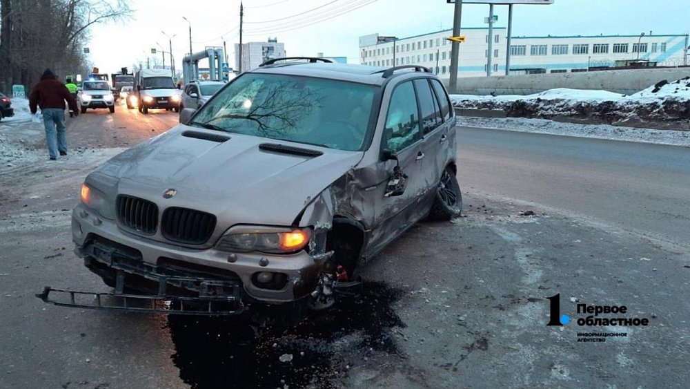 В Миассе BMW перевернулся на бок после столкновения с деревом