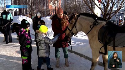 Дети занимаются лечебной верховой ездой