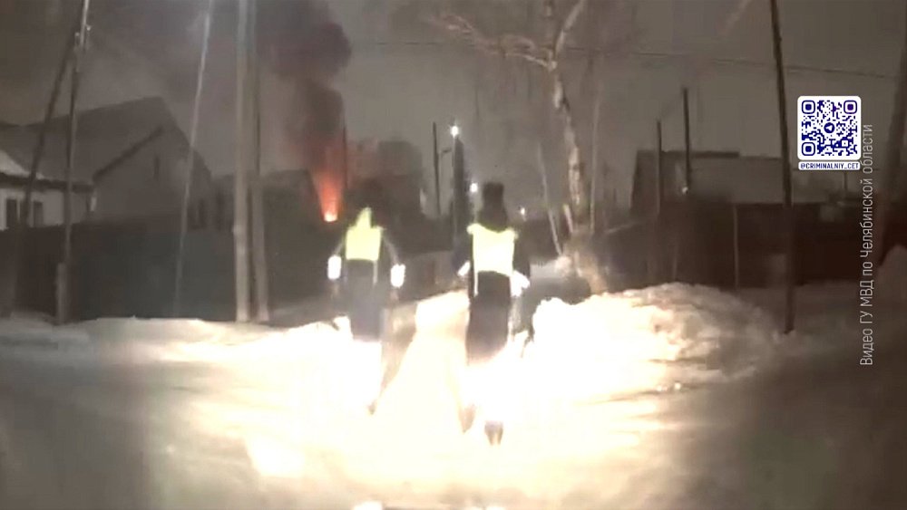 Автоинспекторы спасли семью из пожара