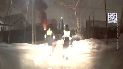 Автоинспекторы спасли семью из пожара