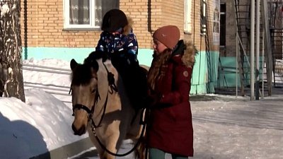 В Златоусте дети занимаются лечебной верховой ездой